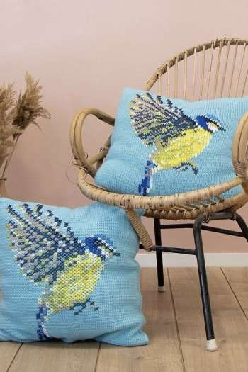 Blue Tit Cushion Kit - haken of breien