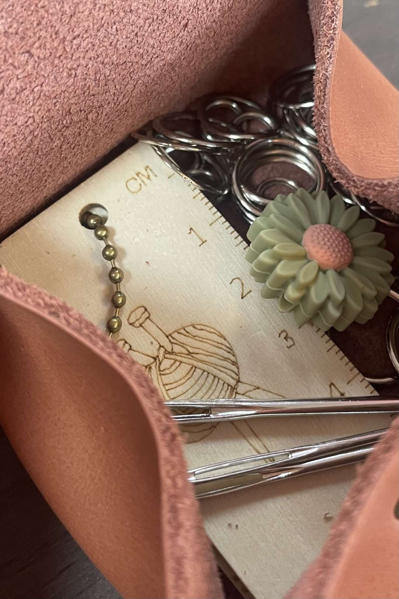 Lederen etui met breiaccessoires - Afbeelding 3