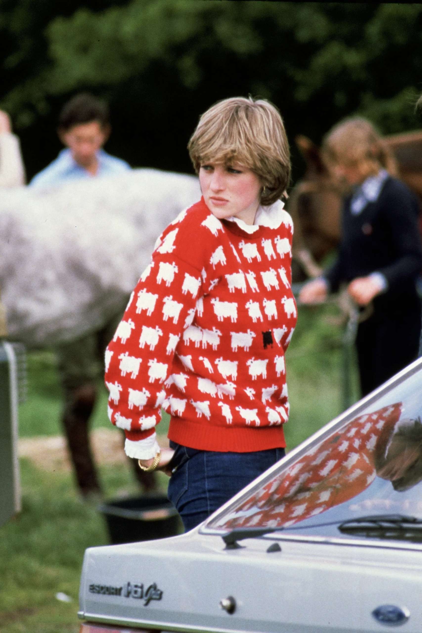 Wenskaart Lady Diana in black sheep jumper